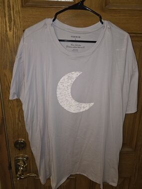 torrid Light Lavender Gray Short-Sleeve Tee with Distressed White Moon